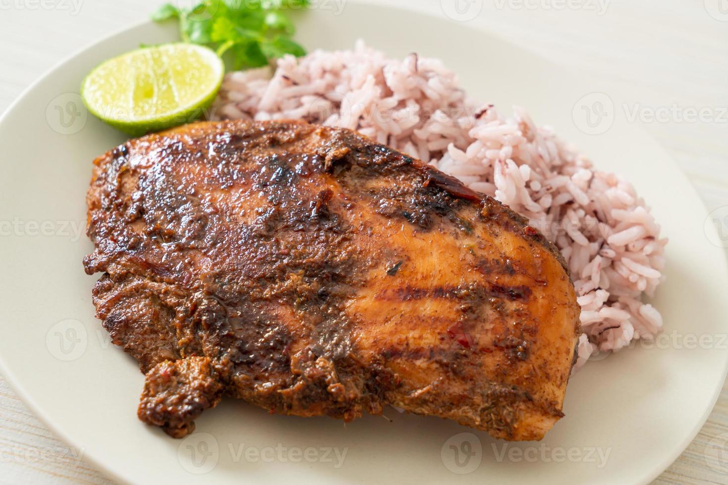 poulet jerk jamaïcain grillé épicé avec du riz - style de cuisine jamaïcaine photo