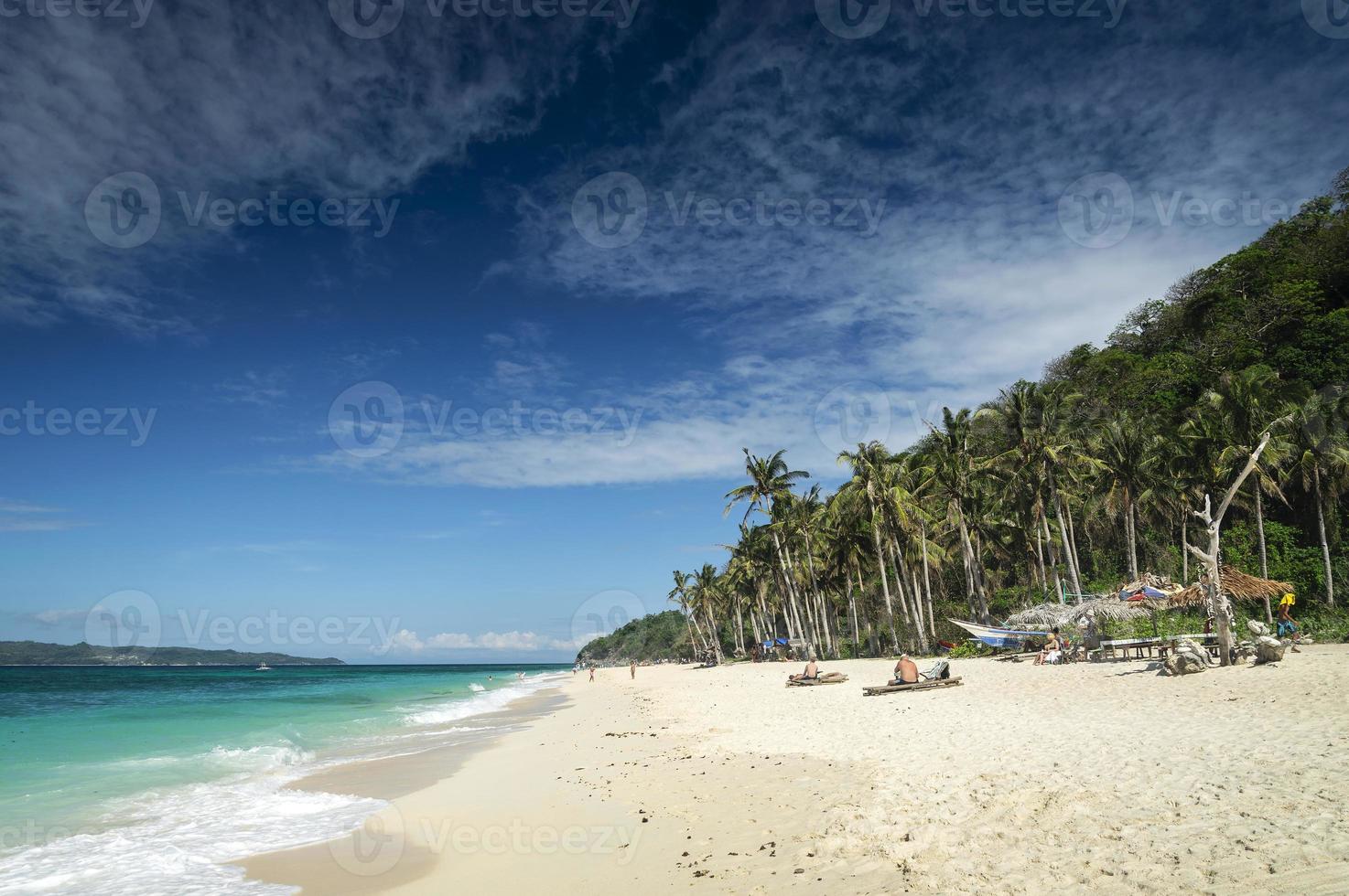 célèbre vue sur la plage de puka sur l'île tropicale de boracay aux philippines photo