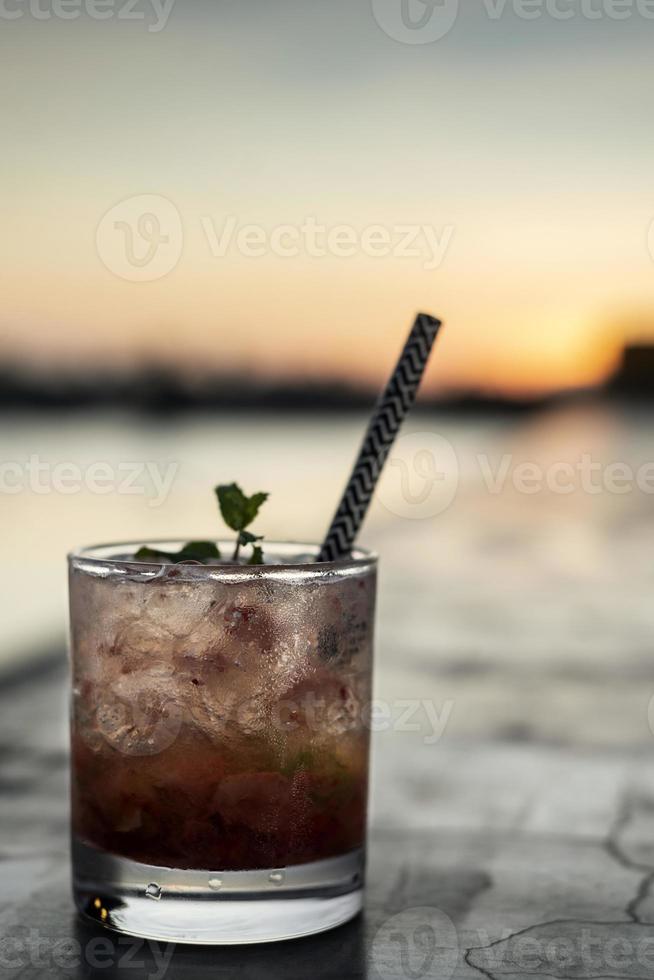 Caipirinha fraise cocktail cocktail au bord de la rivière vientiane laos bar en plein air au coucher du soleil photo