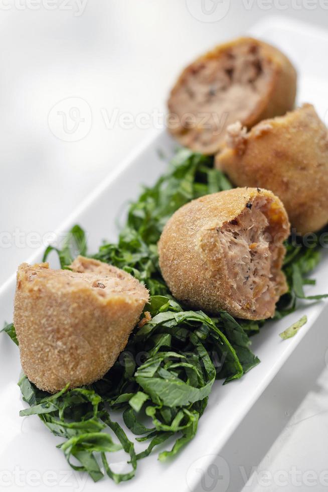 croquettes de boeuf frites snack traditionnel entrée au portugal photo