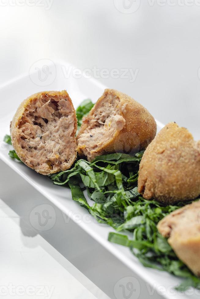 croquettes de boeuf frites snack traditionnel entrée au portugal photo