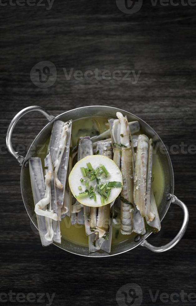 Tapas de palourdes navajas sautés au beurre à l'ail sauce au vin blanc à santiago de compostelle espagne photo