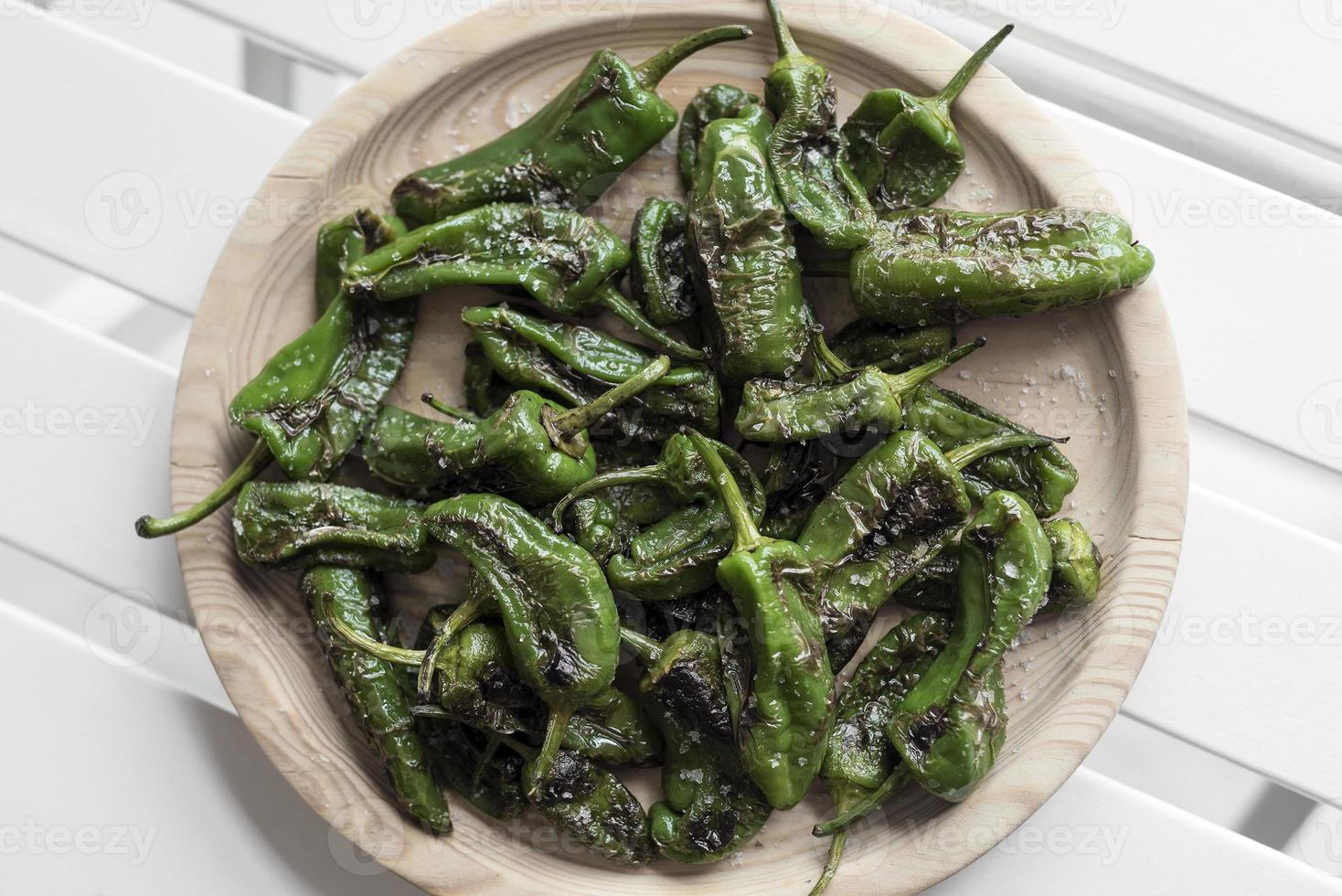 Pimientos padron piments verts espagnols grillés tapas snack sur la plaque dans le restaurant rustique de Santiago de Compostela photo