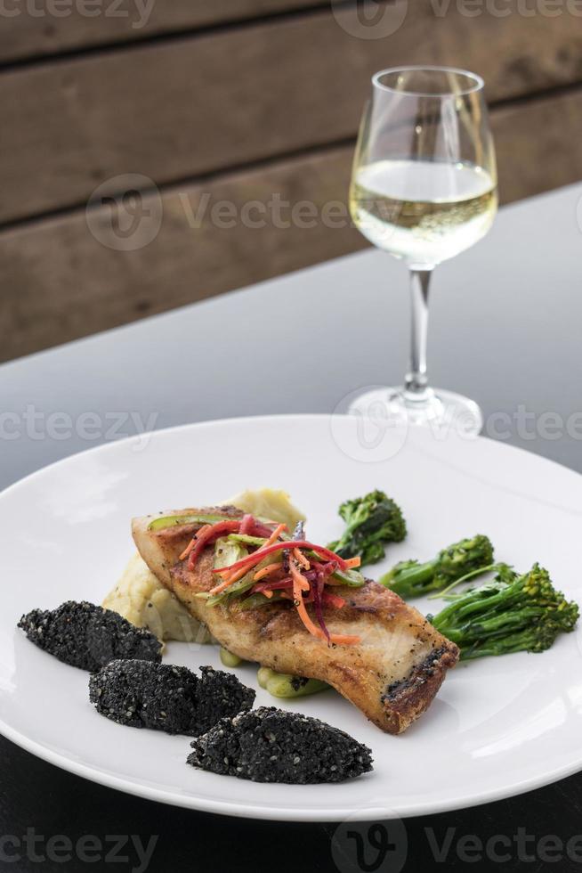 Filet de poisson vivaneau rouge aux légumes et riz noir aux graines de sésame noir plat fusion moderne asiatique au restaurant Melbourne Australie photo