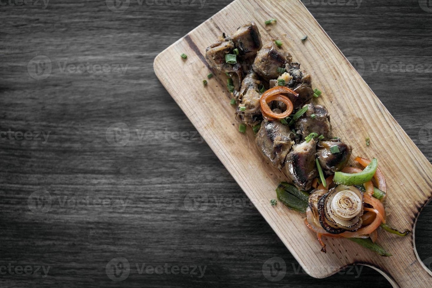 Snack-tapas de démarreur de saucisses fraîches grillées sur planche de bois rustique photo