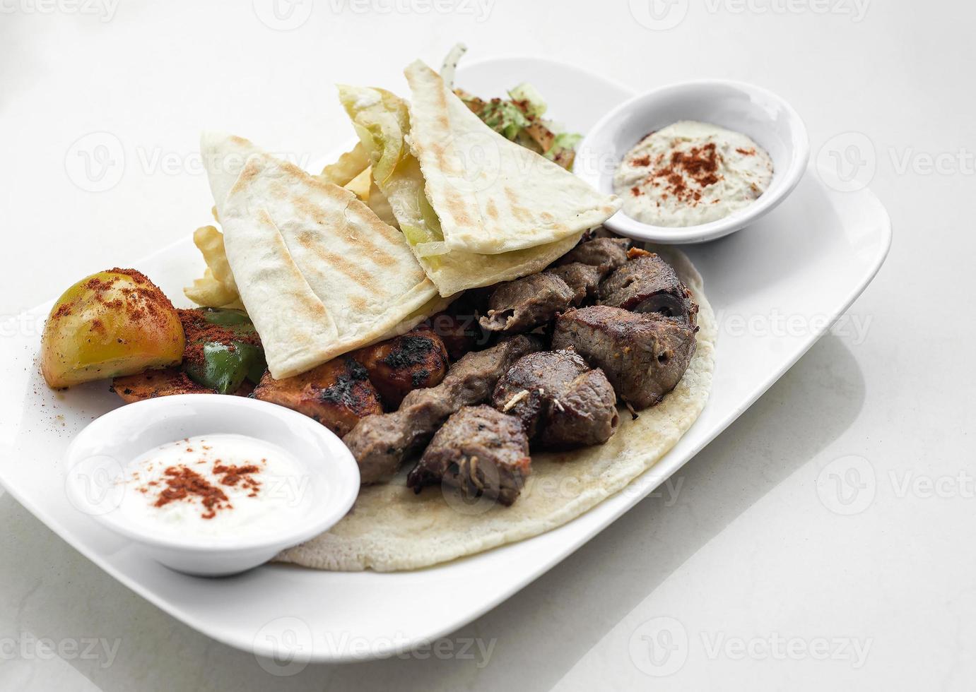 Ensemble de viandes grillées au barbecue libanais meshwi avec poulet, agneau et boeuf au restaurant de Beyrouth photo