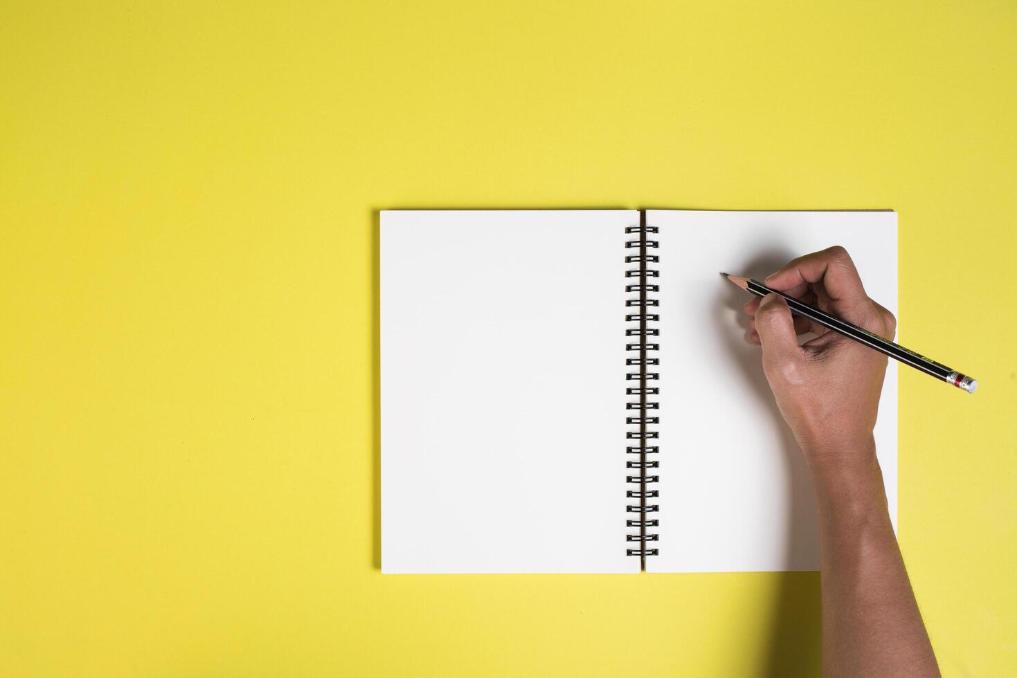 les mains de la femme avec un cahier vierge. photo