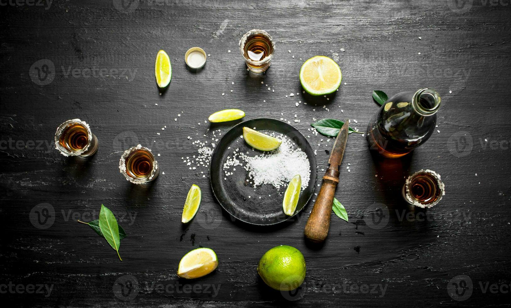 bouteille de Tequila avec coup lunettes, Frais citron vert et sel. photo