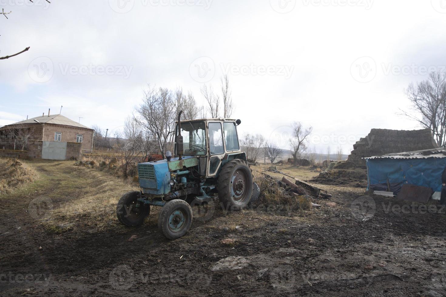 vieux tracteur dans un champ photo