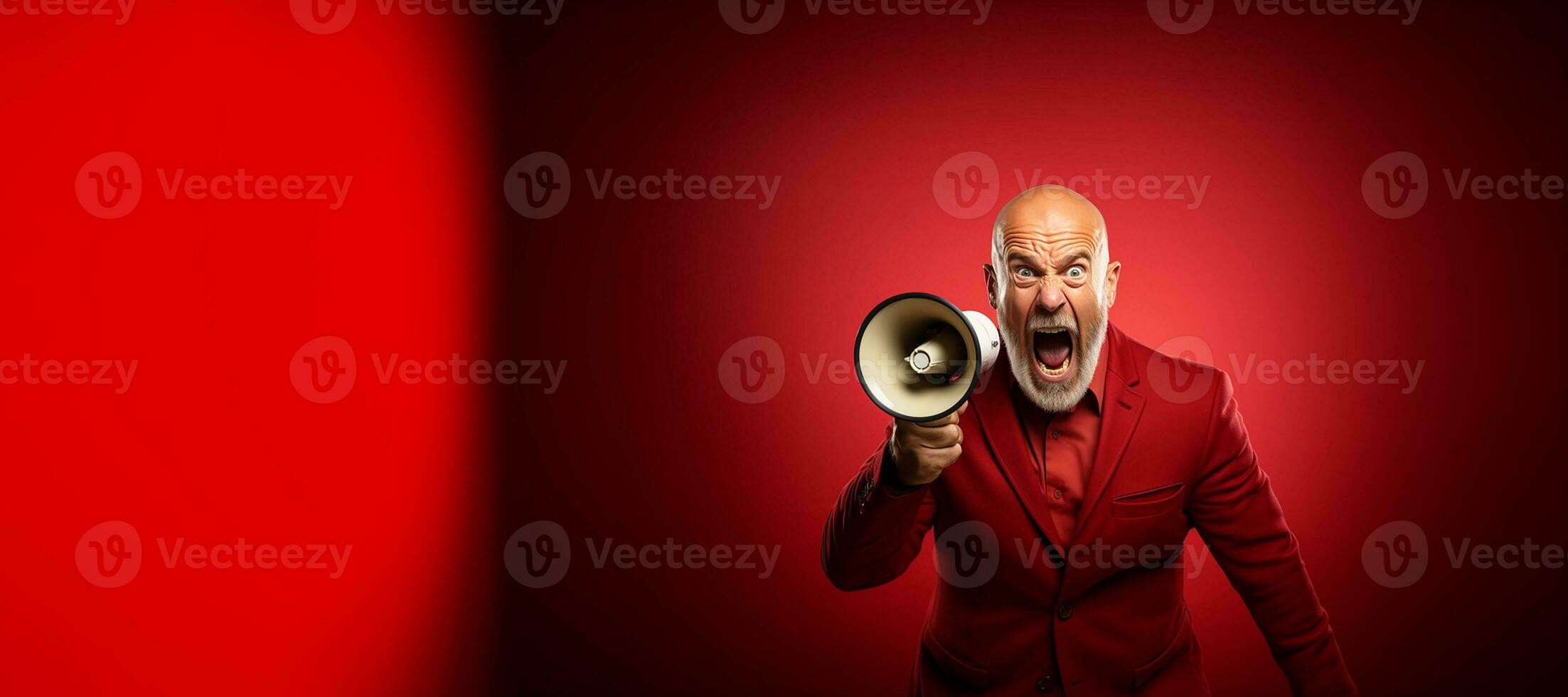 Sénior homme en hurlant dans une haut-parleur isolé sur rouge Contexte. génératif ai photo