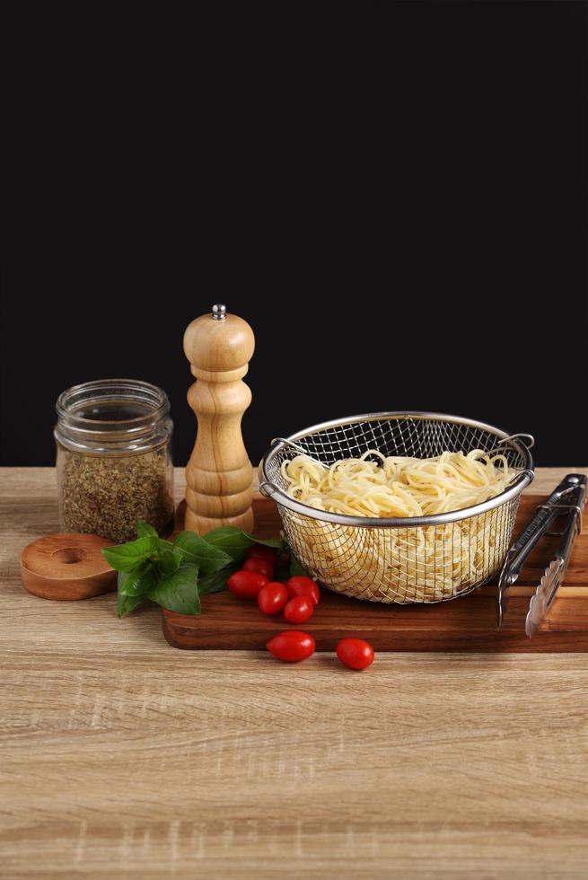 Ingrédient pour la sauce rouge à spaghetti sur une planche à découper en bois photo