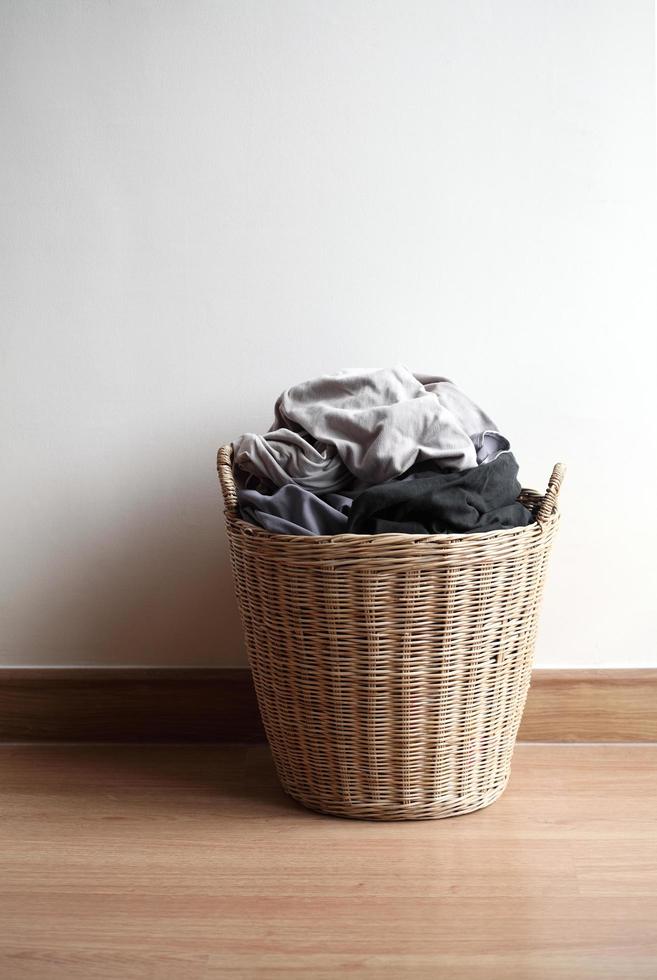 panier en bois avec du linge sale photo