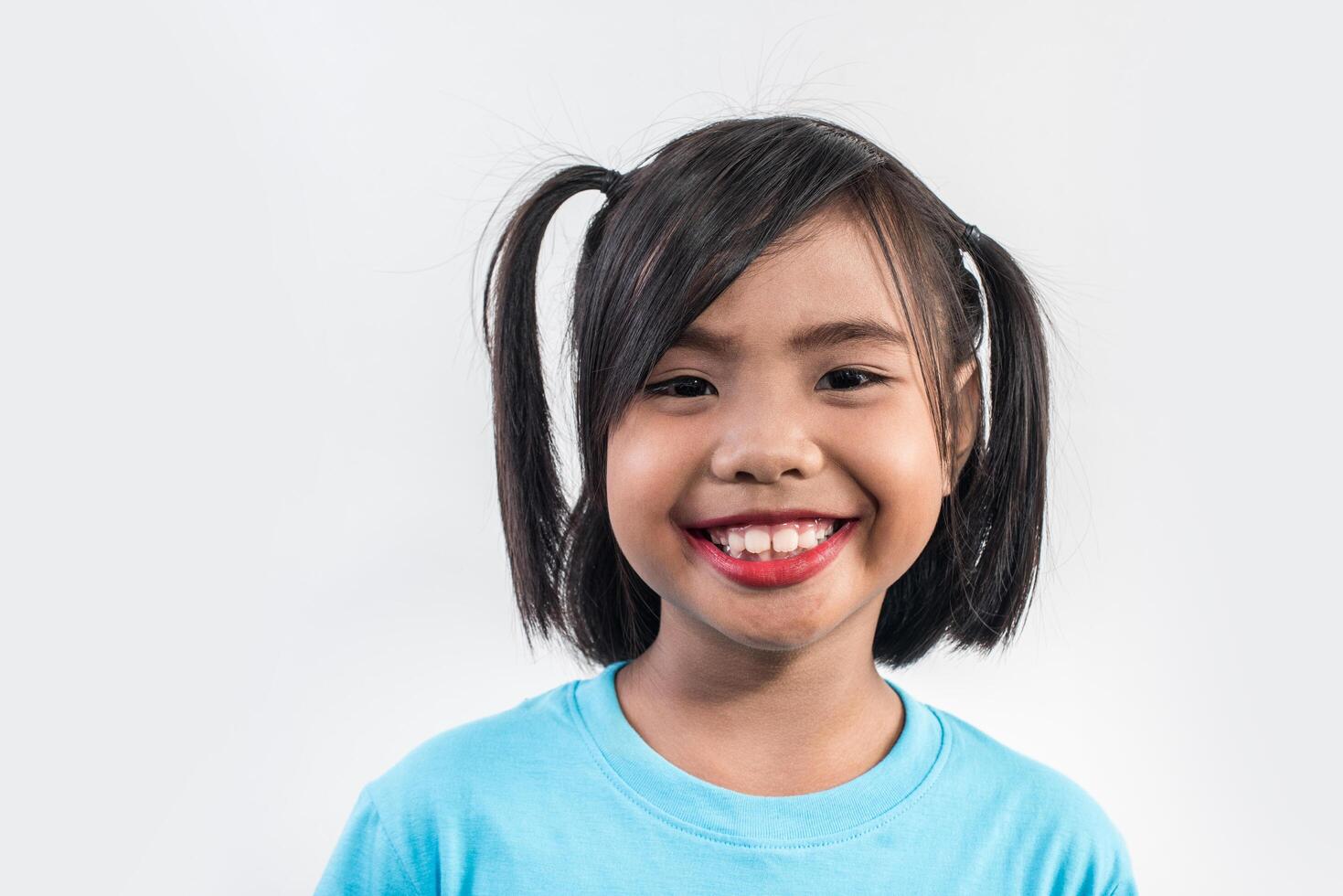 portrait de petite fille drôle agissant en studio shot. photo