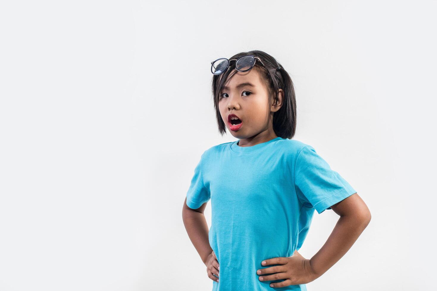 portrait de petite fille drôle agissant en studio shot. photo