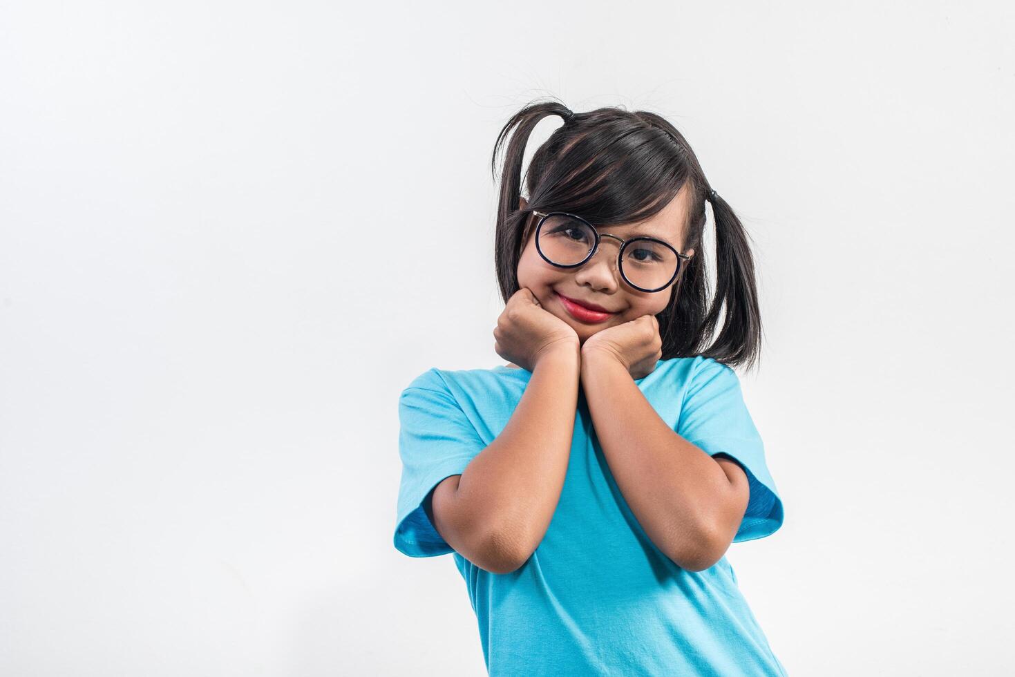 portrait de petite fille drôle agissant en studio shot. photo