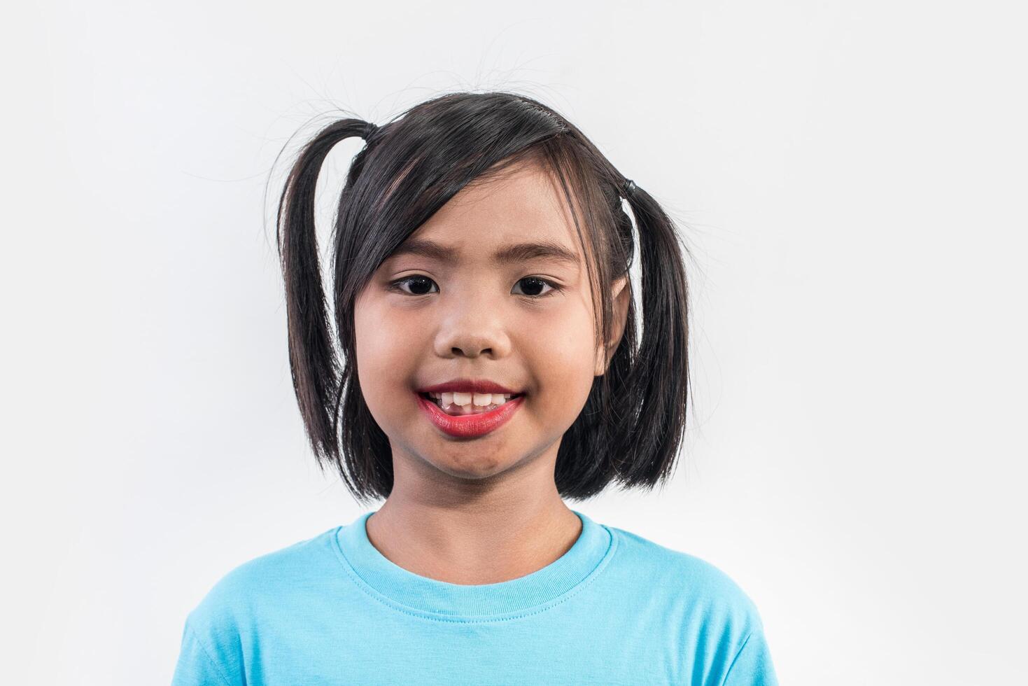 portrait de petite fille drôle agissant en studio shot. photo