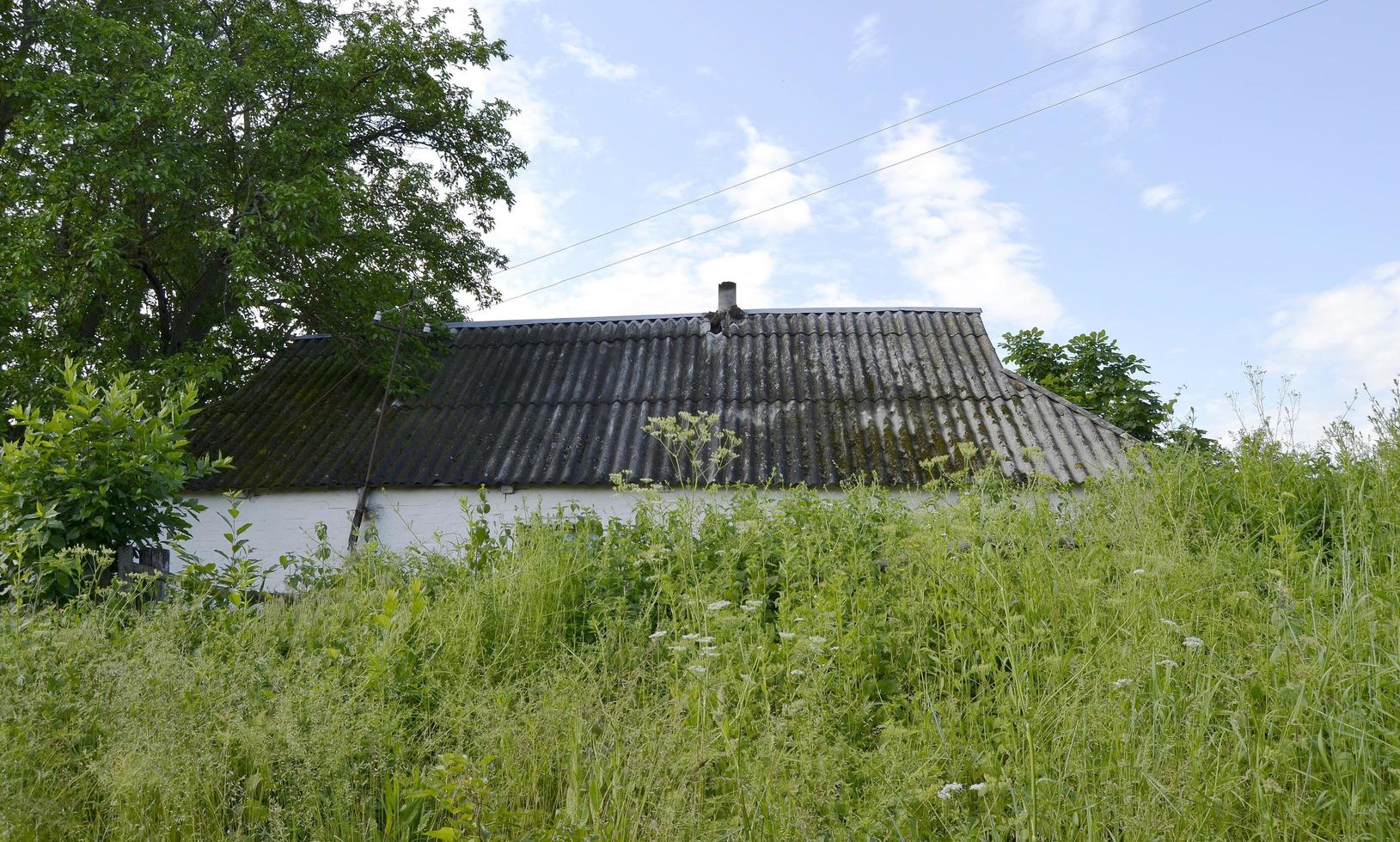 belle vieille maison de ferme de bâtiment abandonné dans la campagne photo