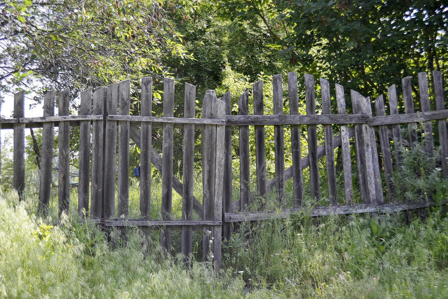 belle vieille porte de maison abandonnée dans le village photo