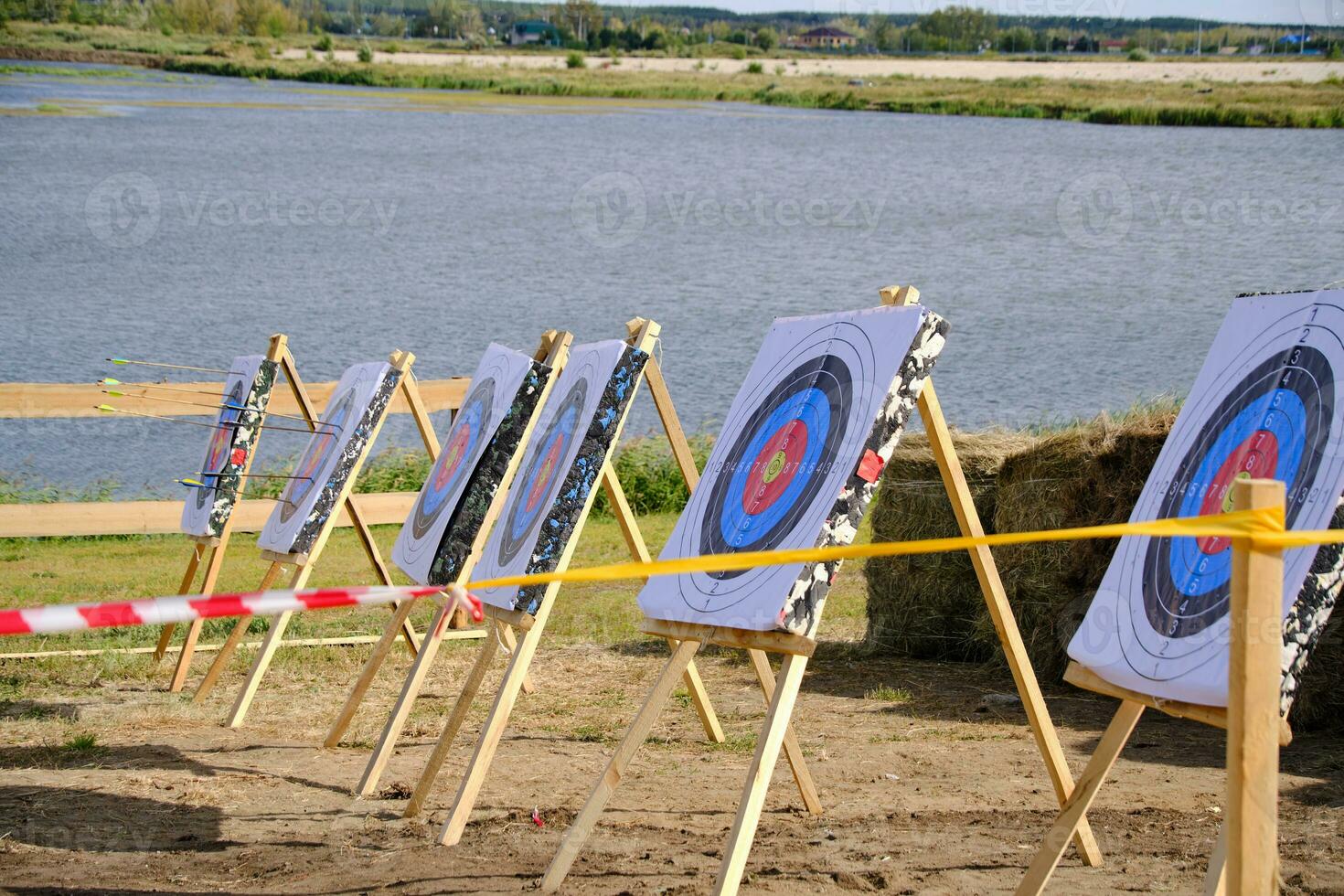 cibles pour les compétitions de tir à l'arc au bord du lac. 13296006 Photo  de stock chez Vecteezy