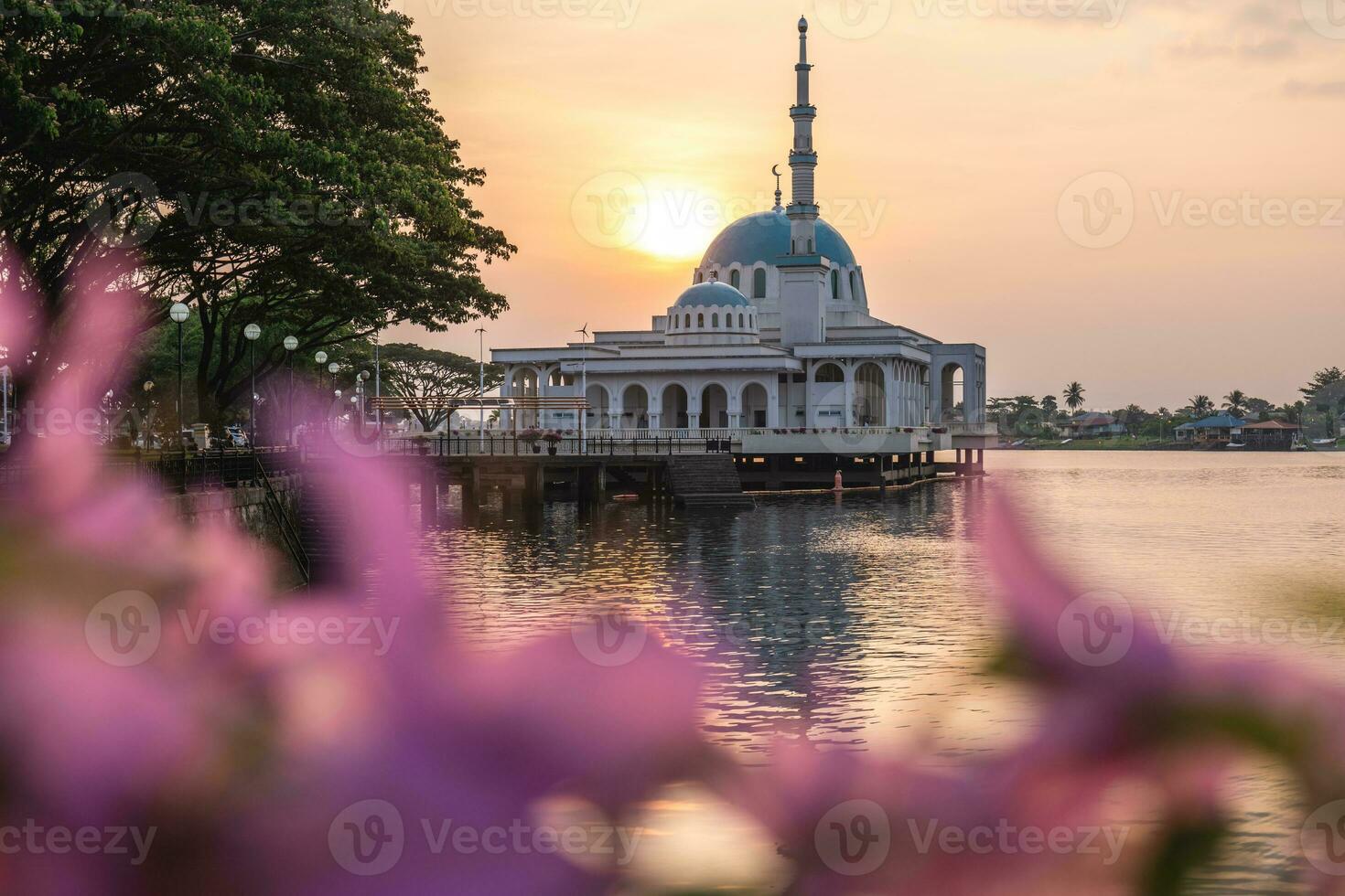 masjid Inde, flottant mosquée situé dans kuching ville, Sarawak, est Malaisie photo