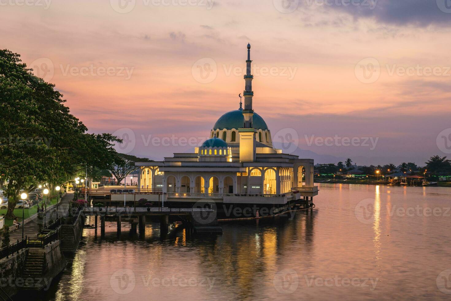 masjid Inde, flottant mosquée situé dans kuching ville, Sarawak, est Malaisie photo