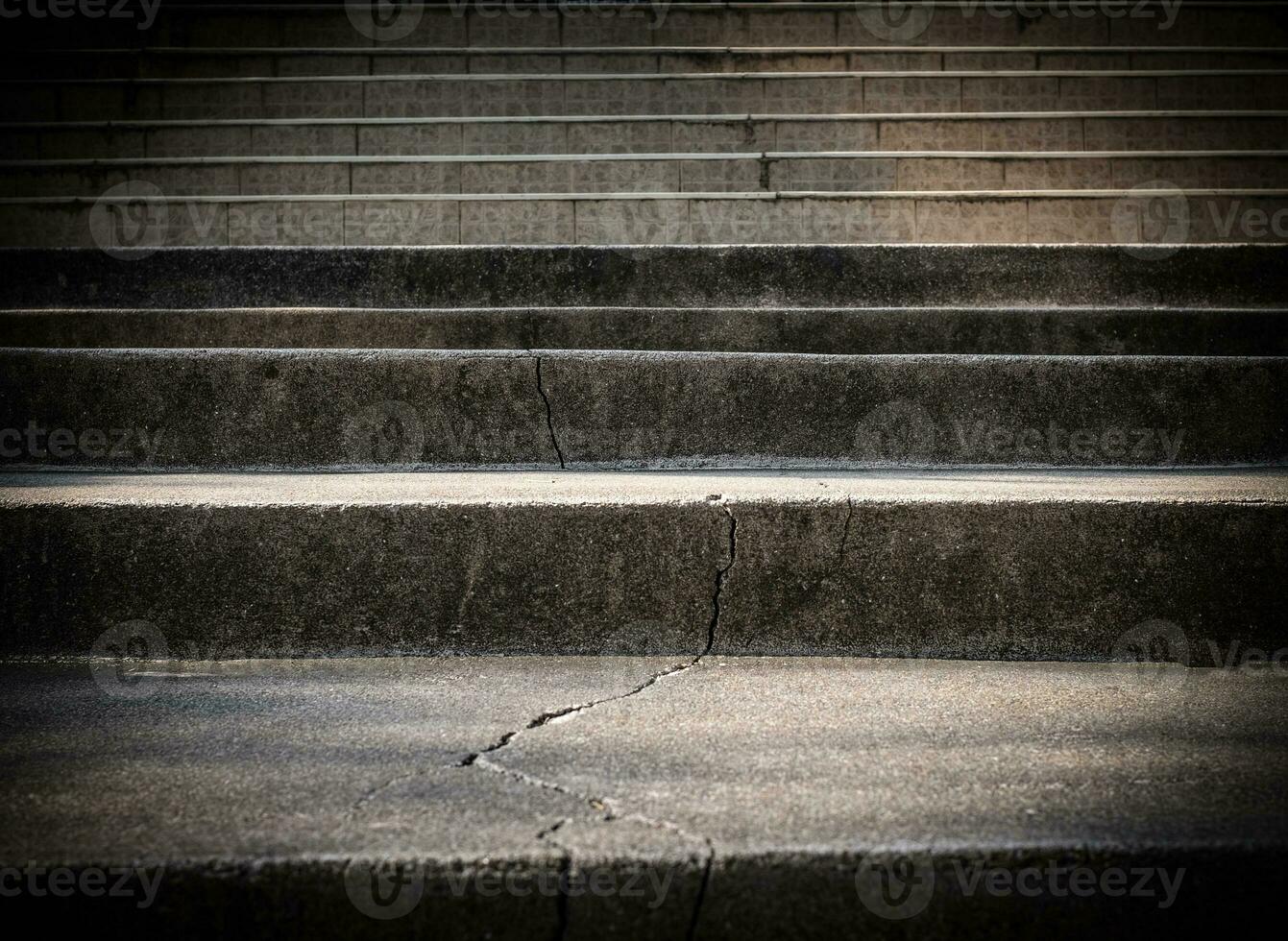 escalier en béton ancien cassé avec fissuré photo