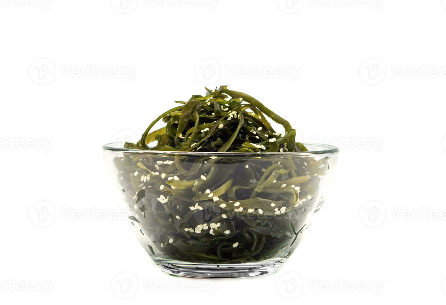 varech algues dans une verre bol, saupoudré avec sésame graines, isolé sur une blanc Contexte. salade. en bonne santé nourriture concept. photo