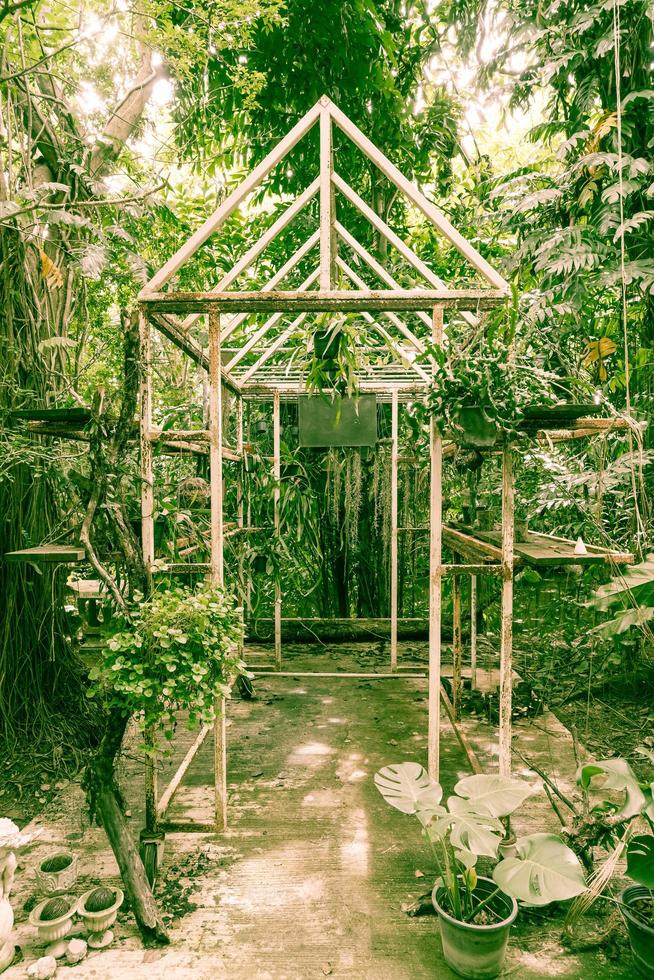 ancienne maison de l'usine dans le jardin avec filtre vintage photo