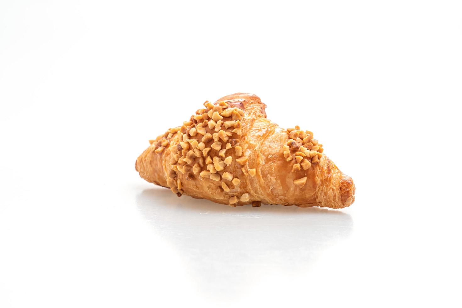 croissant frais aux arachides sur assiette photo