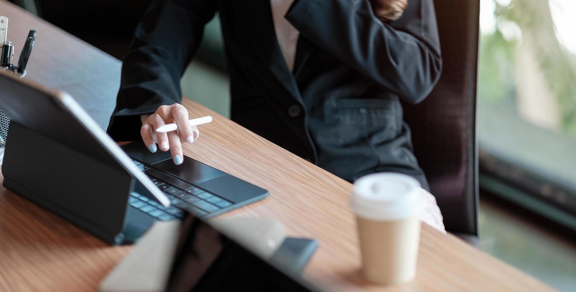 gros plan d'une femme d'affaires ou d'un comptable tenant un stylo photo