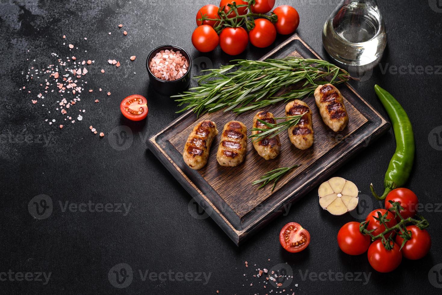 saucisse grillée avec ajout d'herbes et de légumes photo