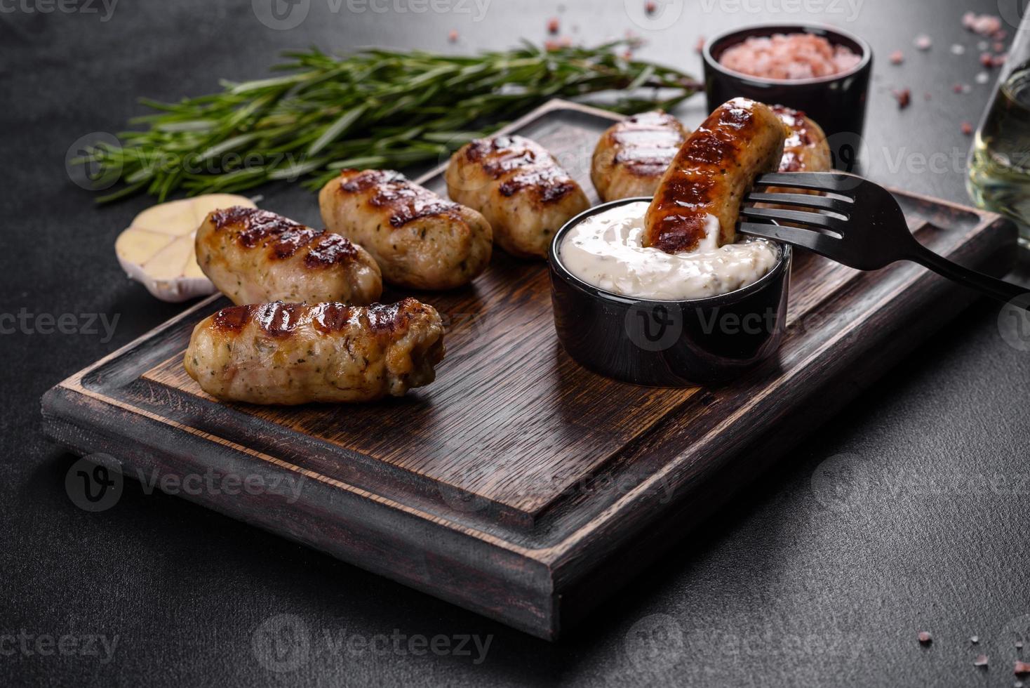 saucisse grillée avec ajout d'herbes et de légumes photo