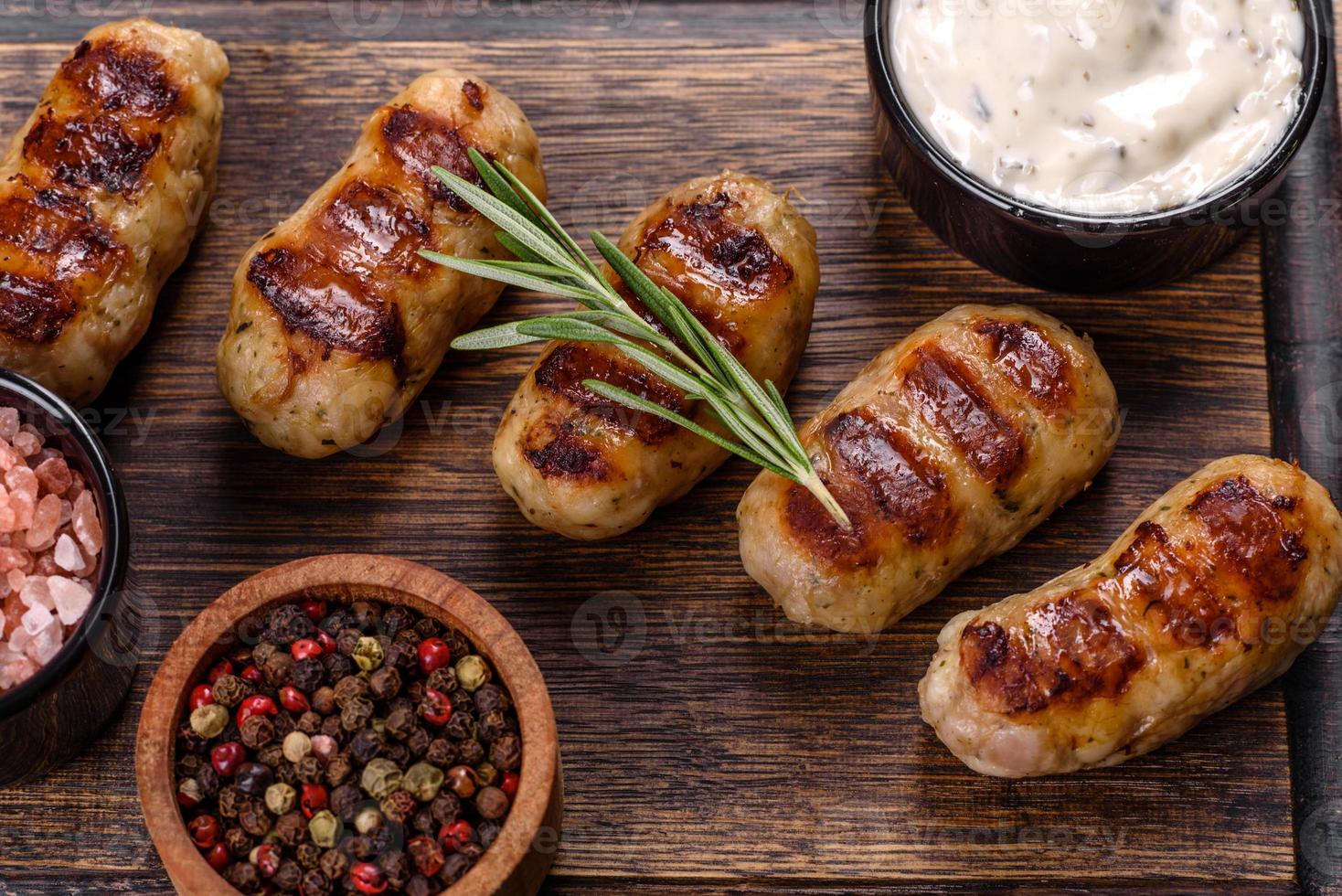 saucisse grillée avec ajout d'herbes et de légumes photo