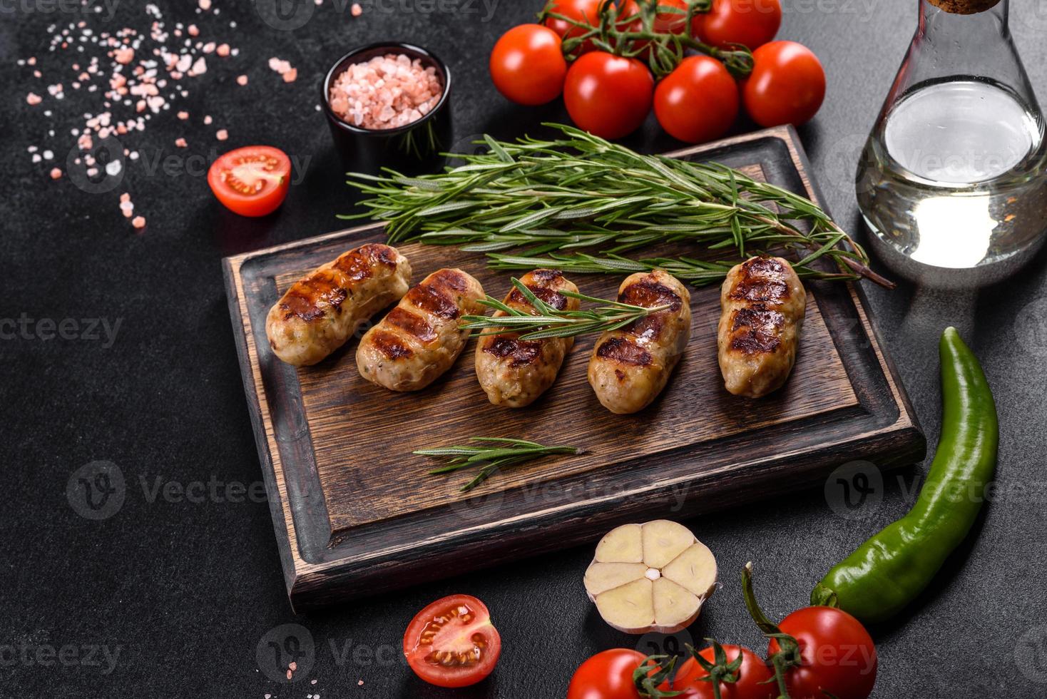 saucisse grillée avec ajout d'herbes et de légumes photo