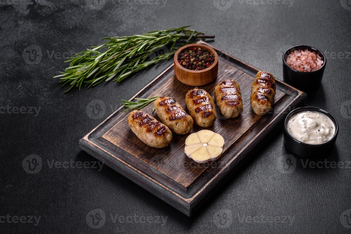 saucisse grillée avec ajout d'herbes et de légumes photo