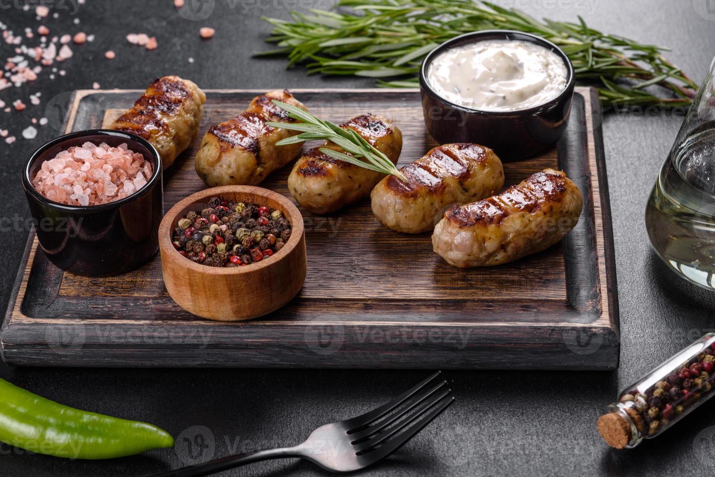 saucisse grillée avec ajout d'herbes et de légumes photo