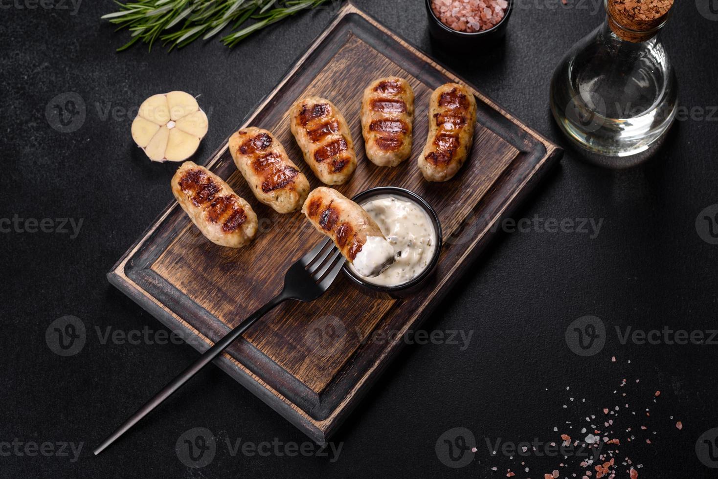 saucisse grillée avec ajout d'herbes et de légumes photo