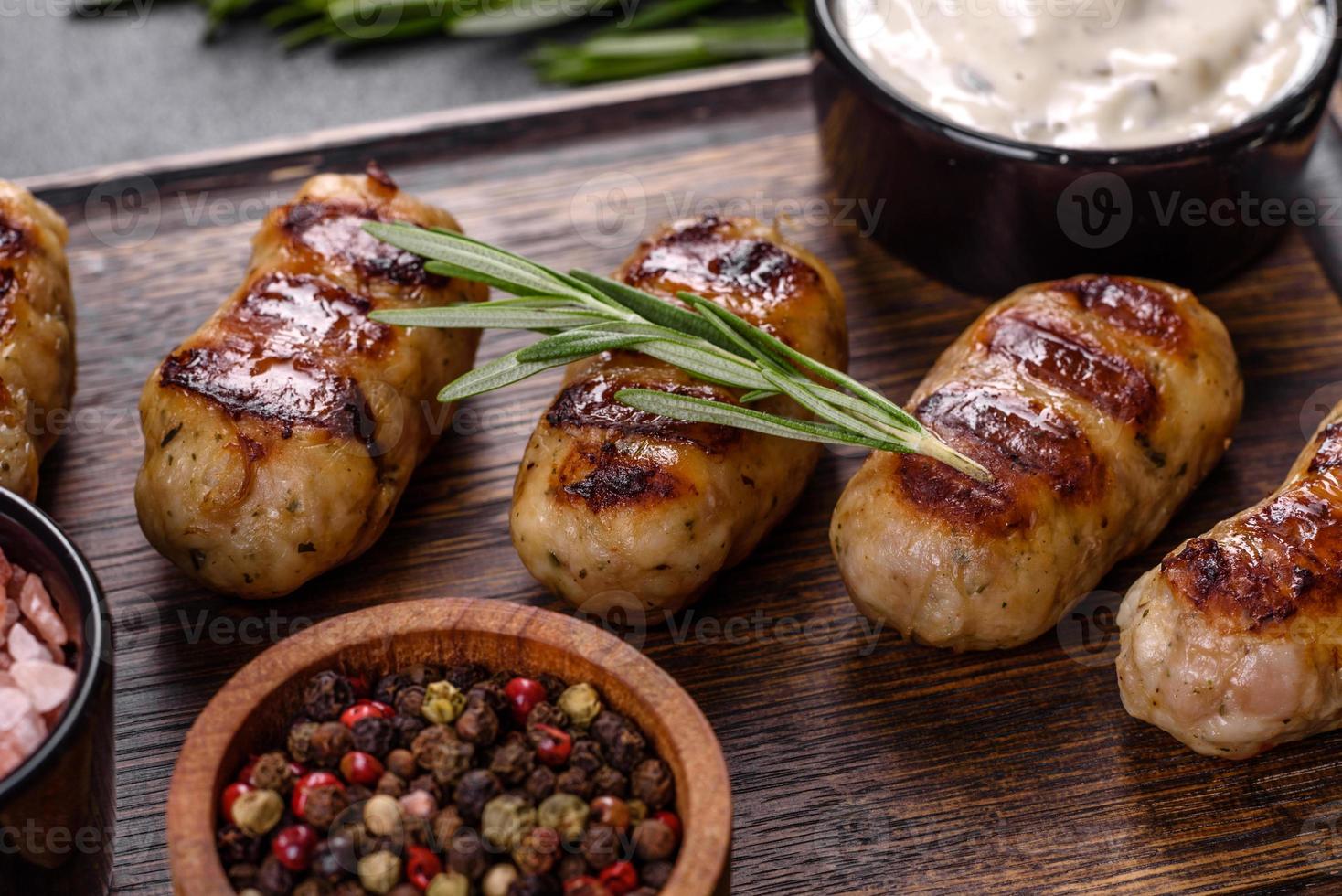 saucisse grillée avec ajout d'herbes et de légumes photo