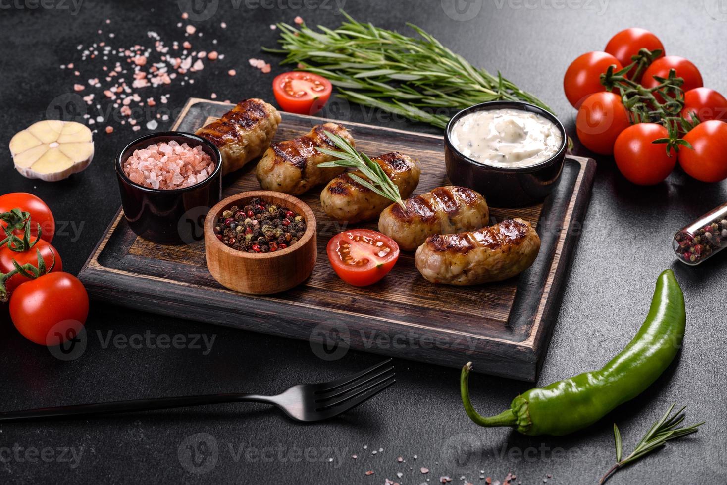 saucisse grillée avec ajout d'herbes et de légumes photo