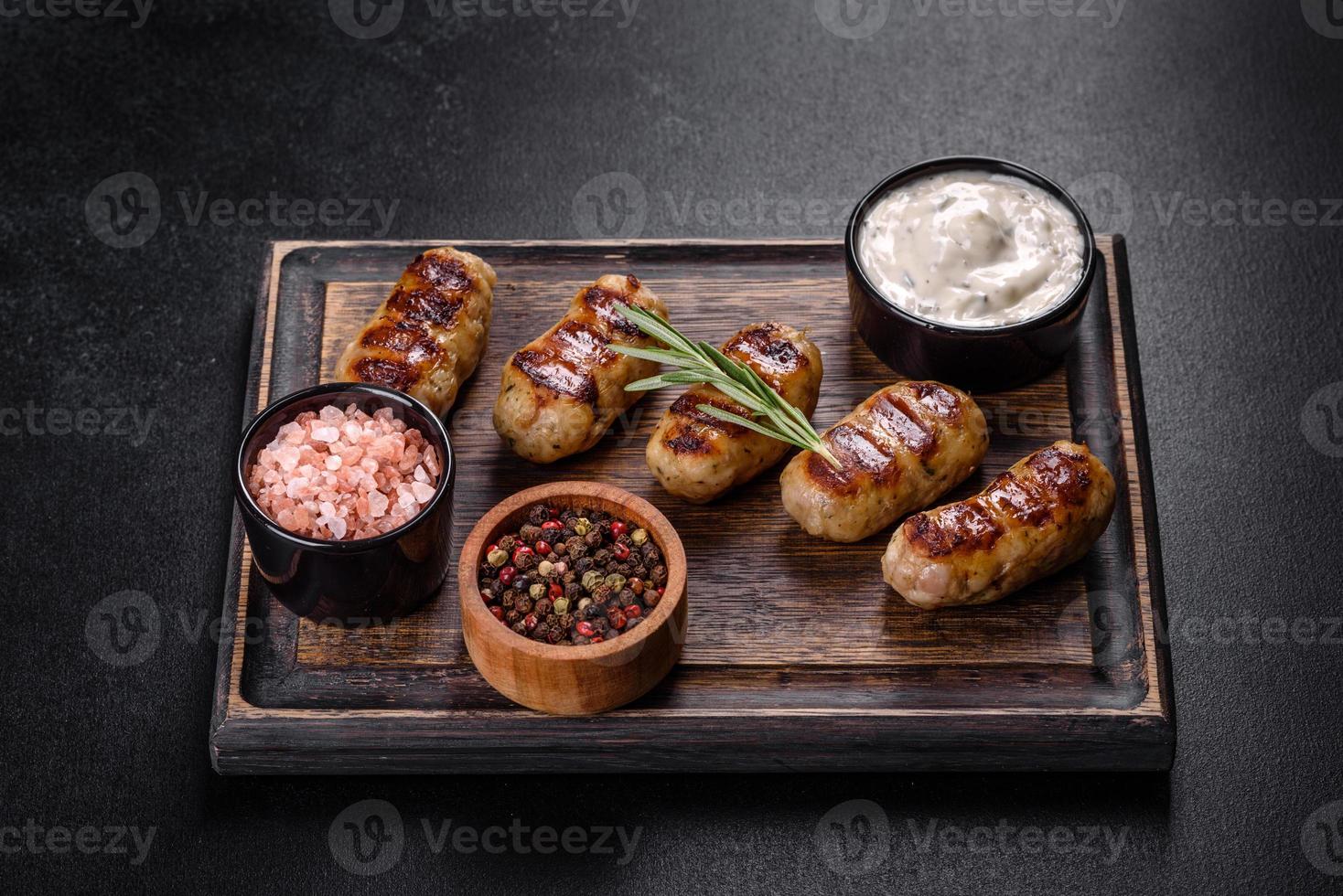 saucisse grillée avec ajout d'herbes et de légumes photo