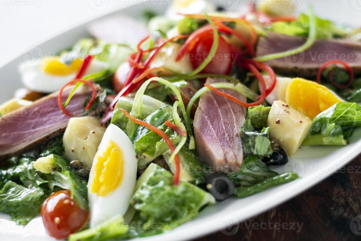 thon cru frais poêlé et salade de légumes mélangés avec sauce moutarde photo