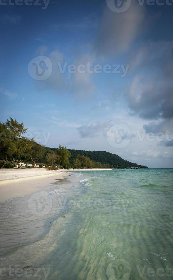 longue plage dans le paradis tropical île de koh rong près de sihanoukville cambodge photo