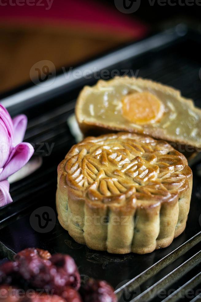 Gâteaux de lune gastronomiques traditionnels chinois gros plan de la nourriture sucrée festive photo