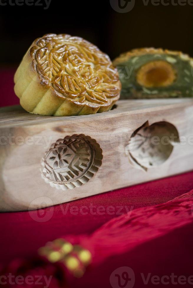 Gâteaux de lune gastronomiques traditionnels chinois gros plan de la nourriture sucrée festive photo