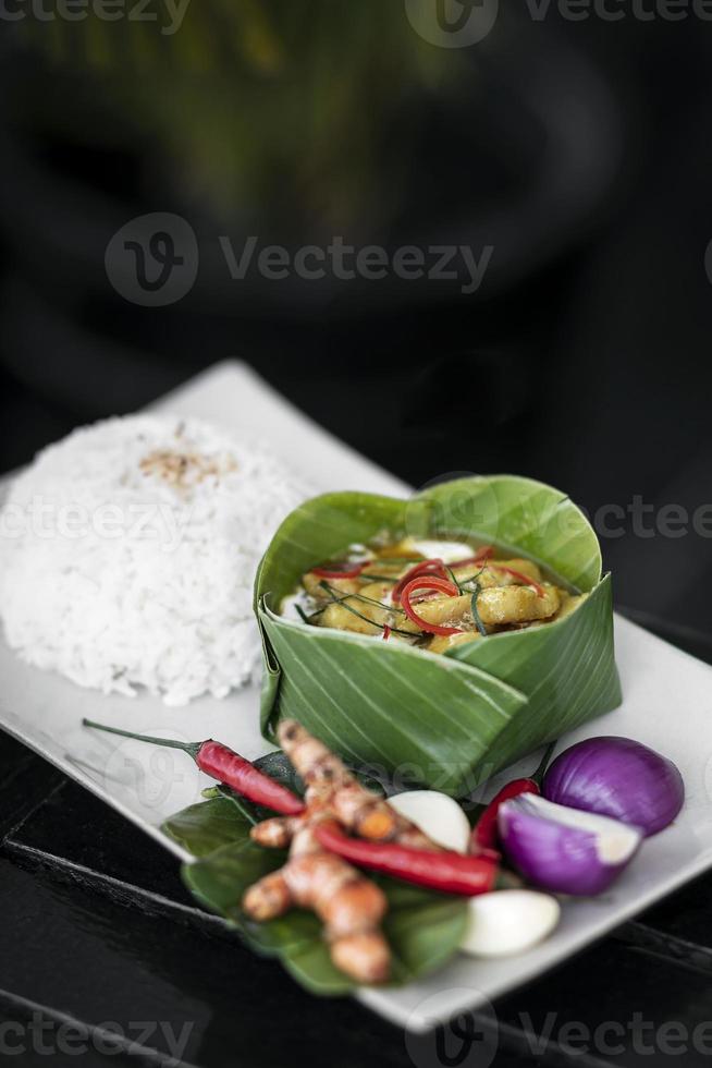 Repas au curry de poisson amok traditionnel cambodgien sur la table du restaurant siem reap photo