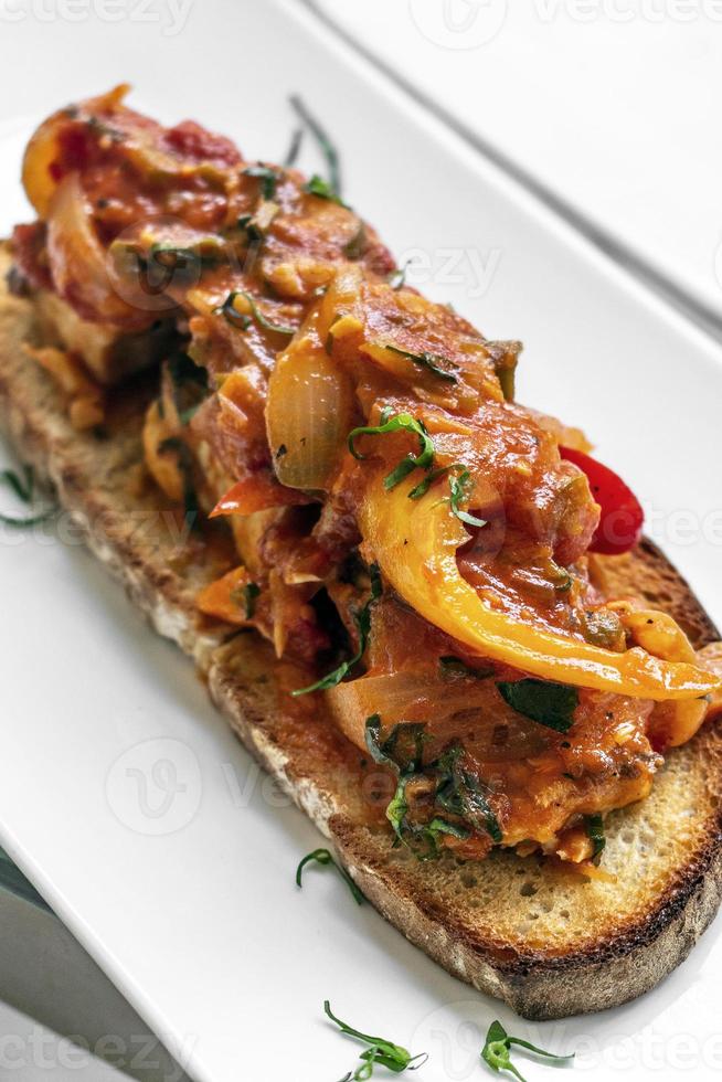 caldeirada de peixe portugaise épicée tomate oignon et poivrons ragoût de poisson sur toast tiborna rustique style tapas photo