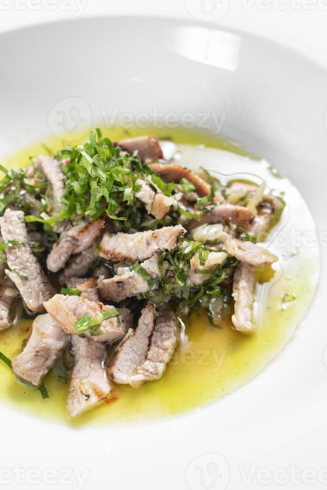 porc mariné à l'ail et coriandre sauce à l'huile d'olive plat de tapas gastronomiques photo