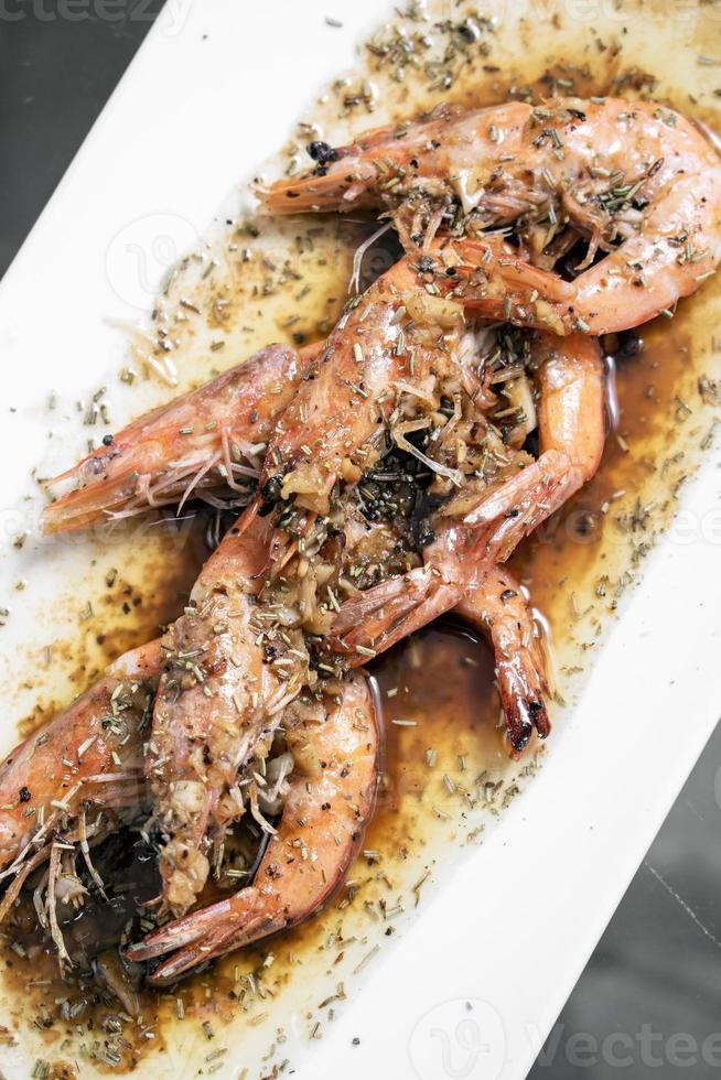 crevettes sautées à l'ail et sauce au vinaigre balsamique dans un restaurant de fruits de mer en Sicile photo