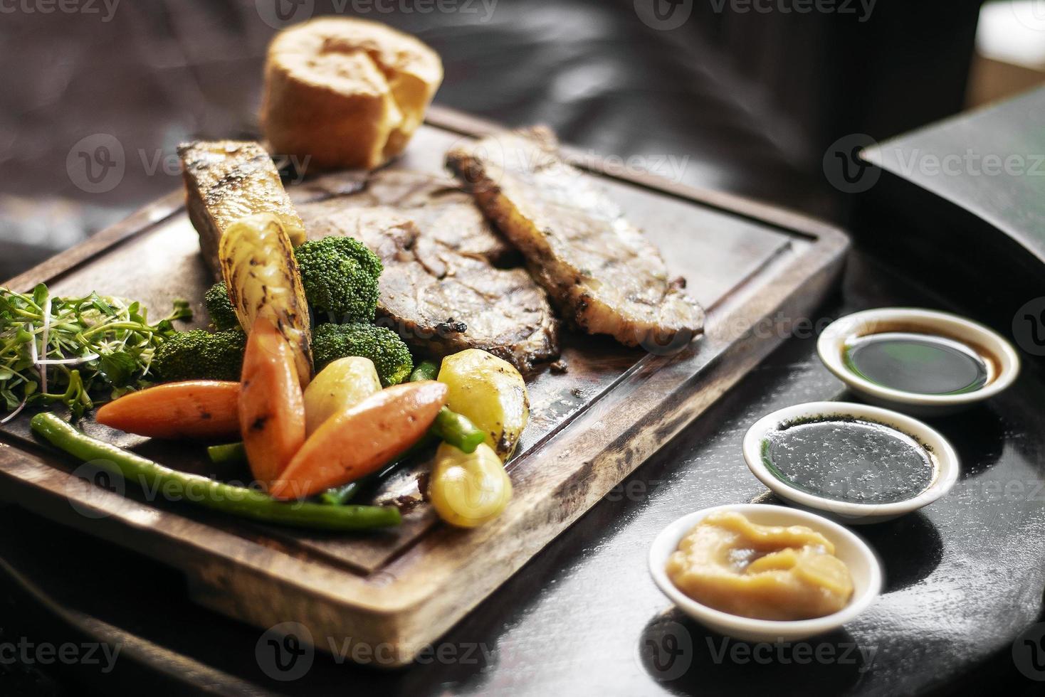 Rôti de boeuf gastronomique du dimanche repas britannique traditionnel sur une vieille table de pub en bois photo