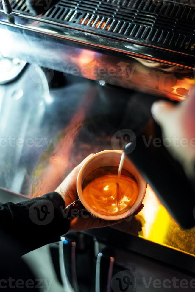 Faire du café expresso en gros plan avec une machine à café moderne photo